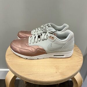 Nike Women's Athletic Shoes in Rose Gold and Light Gray